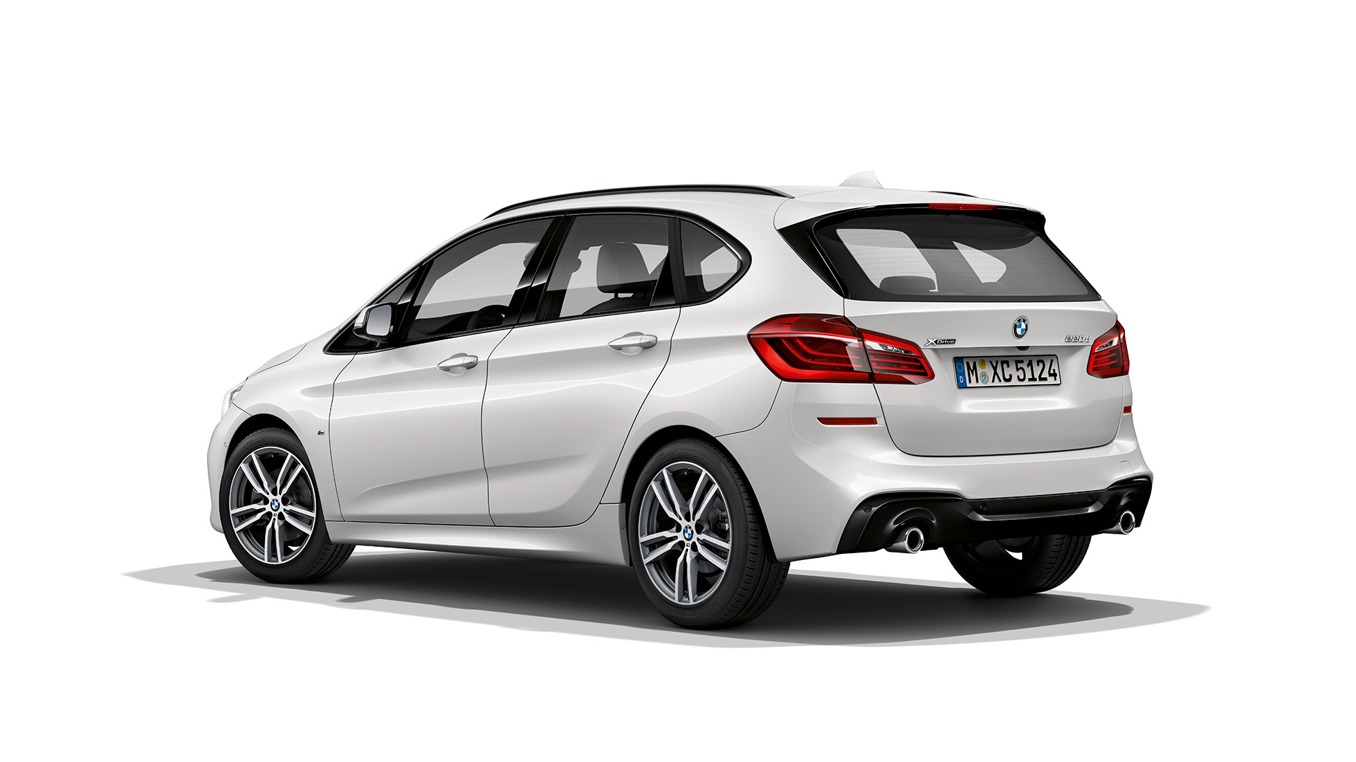 BMW 2-serie Active Tourer Model M Sport sedd bakifrån BMW 2-serie Active Tourer i vitt 220d xDrive Modell M Sport F45 20187 Mineralvit metallic trefjärdedelsvy bakifrån