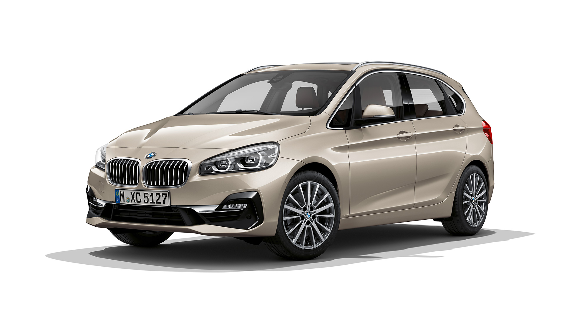 BMW 2-serie Active Tourer Modell Luxury Line sedd snett bakifrån BMW 2-serie Active Tourer 225i xDrive Model M Sport F45 2018 Jucarobeige metallic trefjärdedelsvy framifrån