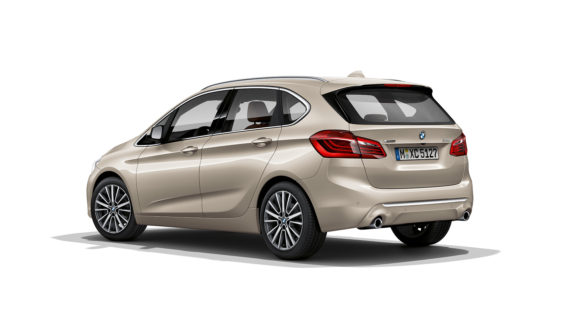 BMW 2-serie Active Tourer Modell Luxury Line sedd snett bakifrån BMW 2-serie Active Tourer 225i xDrive Model M Sport F45 2018 Jucarobeige metallic trefjärdedelsvy bakifrån