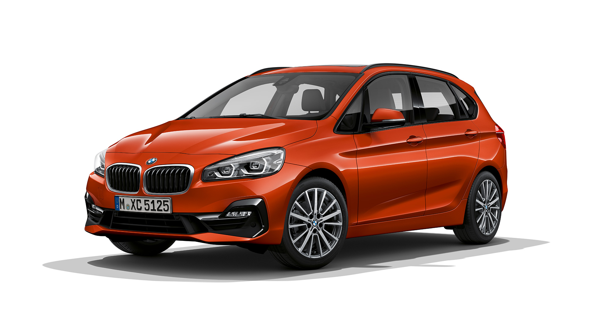 BMW 2-serie Active Tourer Modell Sport Line sedd snett framifrån BMW 2-serie Active Tourer Modell Sport Line 220i F45 2018 Sunset Orange metallic trefjärdedelsvy framifrån
