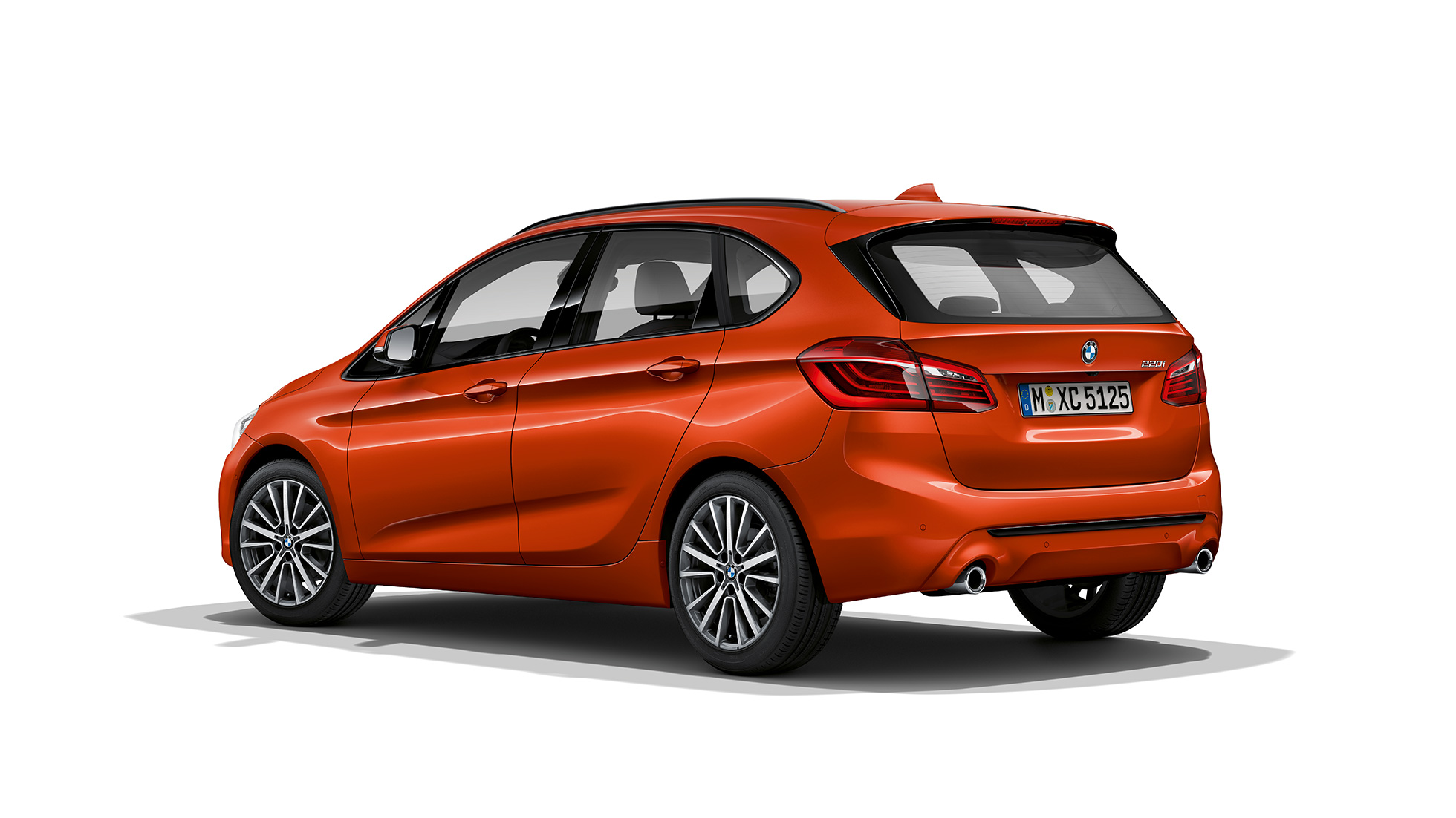 BMW 2-serie Active Tourer Modell Sport Line sedd snett bakifrån BMW 2-serie Active Tourer Modell Sport Line 220i F45 2018 Sunset Orange metallic sedd snett bakifrån