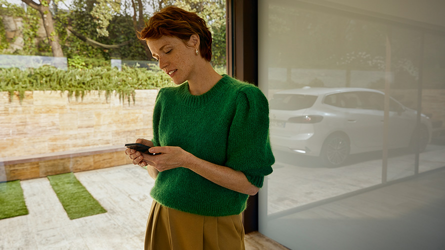 BMW Service Inclusive Kvinna med smartphone i handen Kvinna med smartphone i handen BMW Service Inclusive