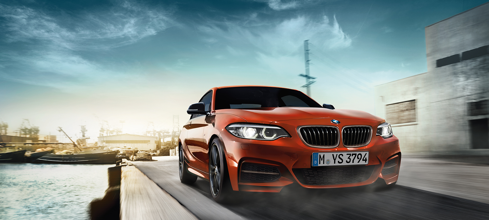 BMW 2-serie Coupé, bild på körande bil trefjärdedelsvy framifrån BMW 2-serie Coupé, bild på körande bil trefjärdedelsvy framifrån