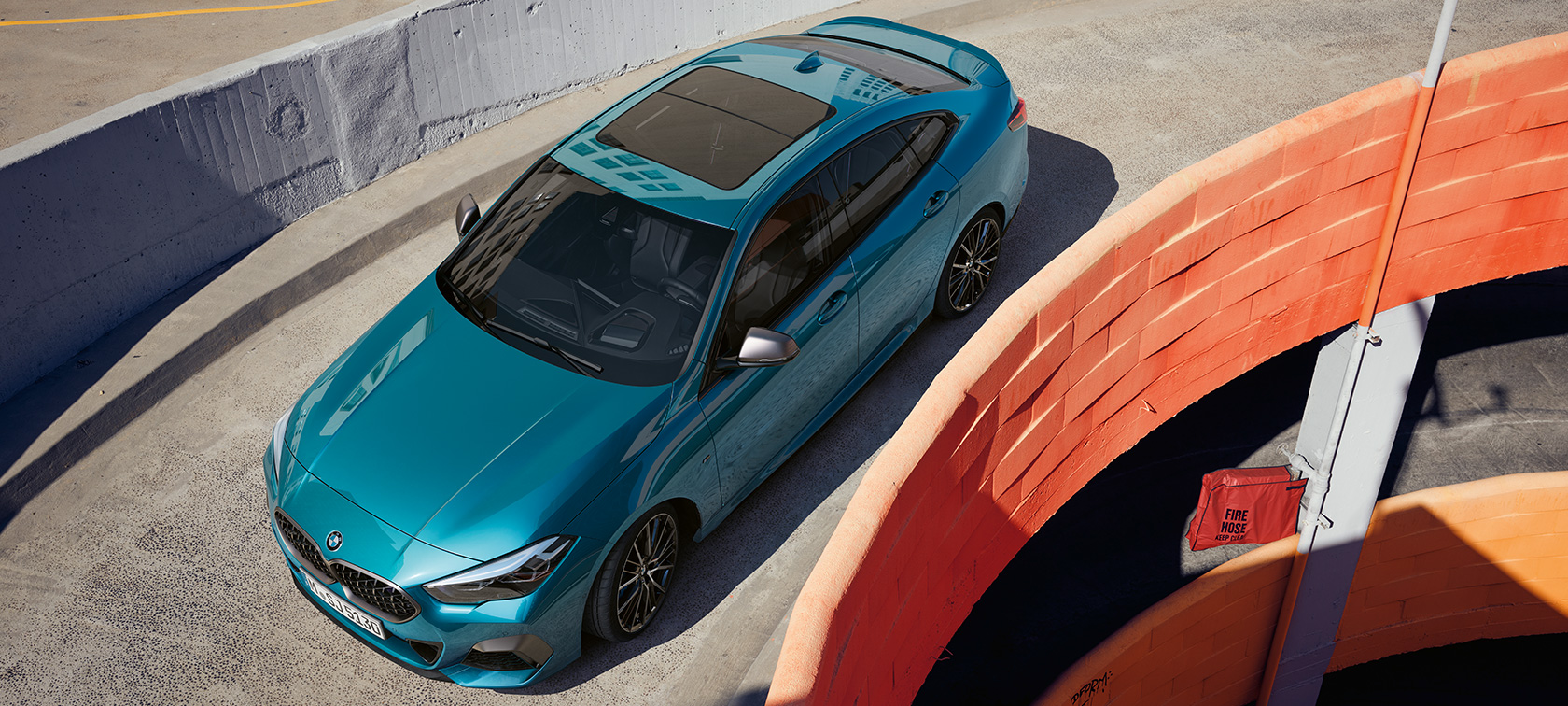 BMW 2-serie Gran Coupé med panoramaglastak BMW 2-serie Gran Coupé med panoramaglastak Snapper Rocks Blå metallic F44 fågelperspektiv
