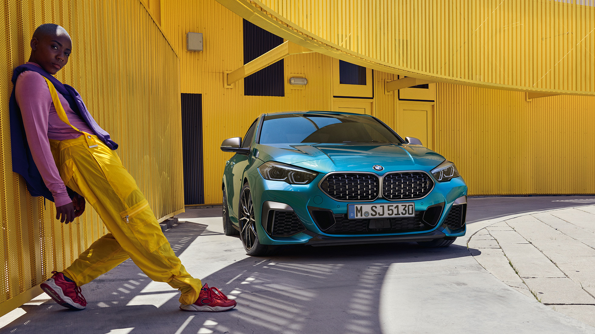 Front BMW 2-serie Gran Coupé BMW 2-serie Gran Coupé med dubbelnjurar i mesh-design Snapper Rocks Blå metallic F44 trefjärdedelsvy framifrån