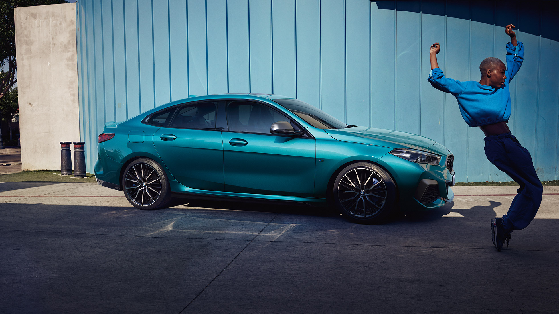 Attraktiv Coupé-silhuett BMW 2-serie Gran Coupé Attraktiv Coupé-silhuett BMW 2-serie Gran Coupé Snapper Rocks Blå metallic F44 sedd från sidan
