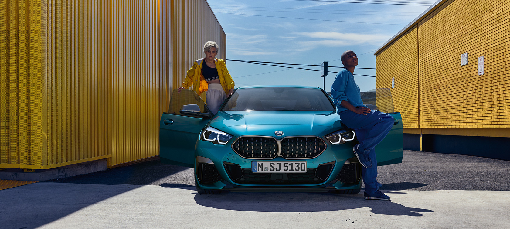 BMW 2-serie Gran Coupé vy framifrån med öppna framdörrar BMW 2-serie Gran Coupé Snapper Rocks Blå metallic F44 2020 vy framifrån med öppna framdörrar