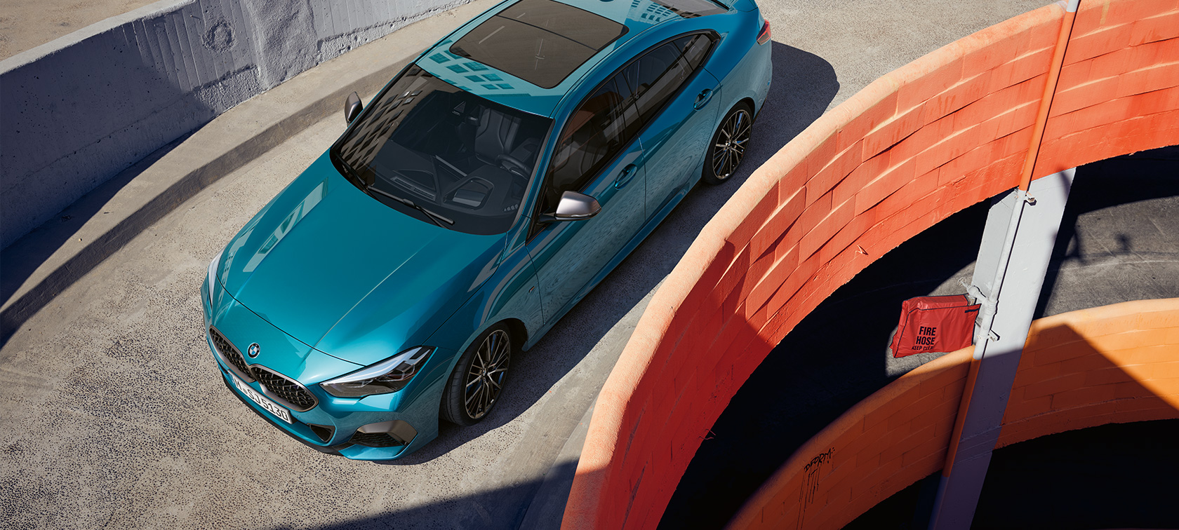 BMW 2-serieGran Coupé F44, framsidan sedd snett uppifrån BMW 2-serie Gran Coupé F44 Snapper Rocks Blå metallic, framsidan sedd uppifrån mot taket