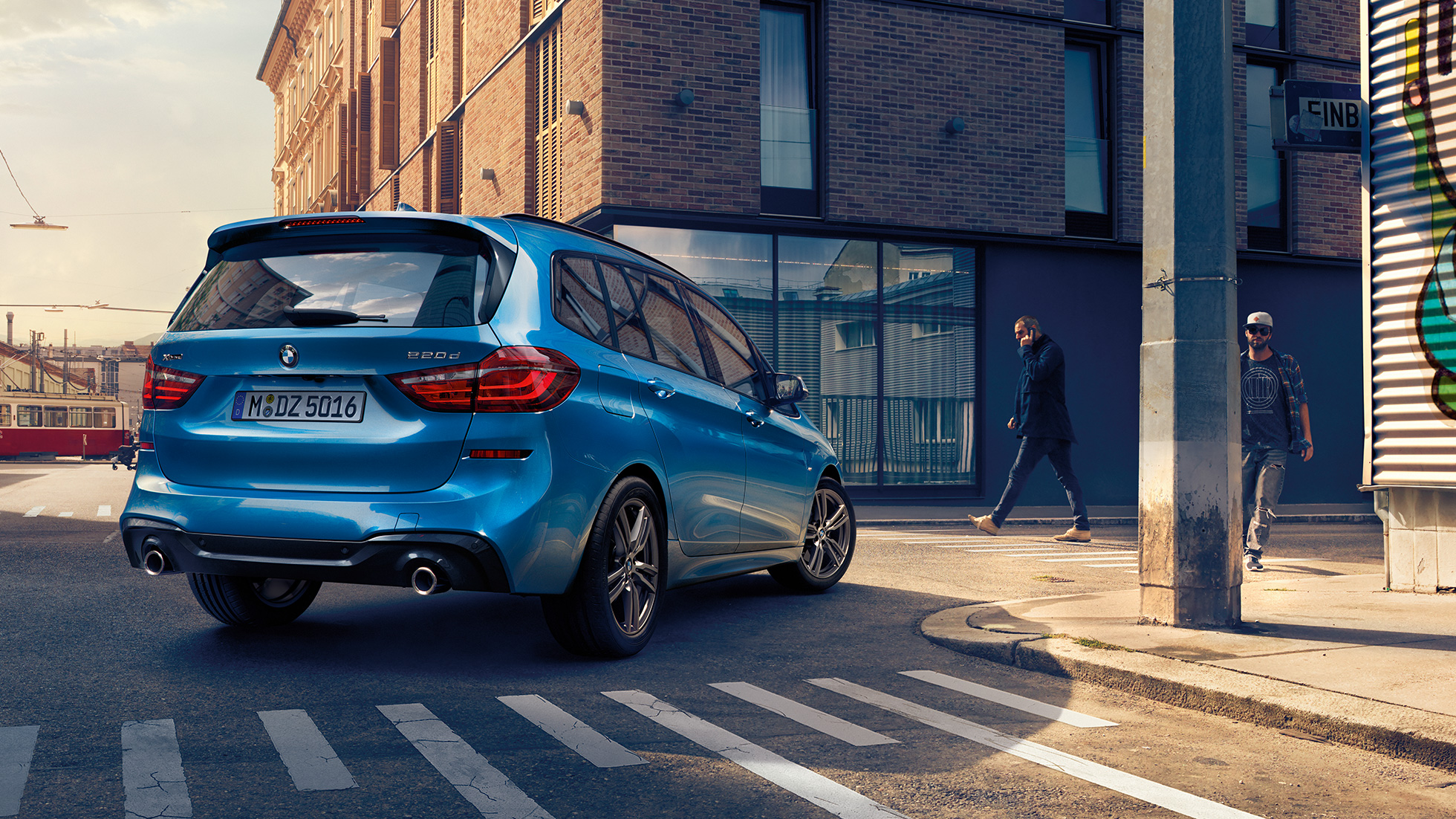 Exteriör BMW 2-serie Gran Tourer Exteriör BMW 2-serie Gran Tourer 220d xDrive F46 Facelift 2018 Estorilblå metallic sedd snett bakifrån körandes i innerstan