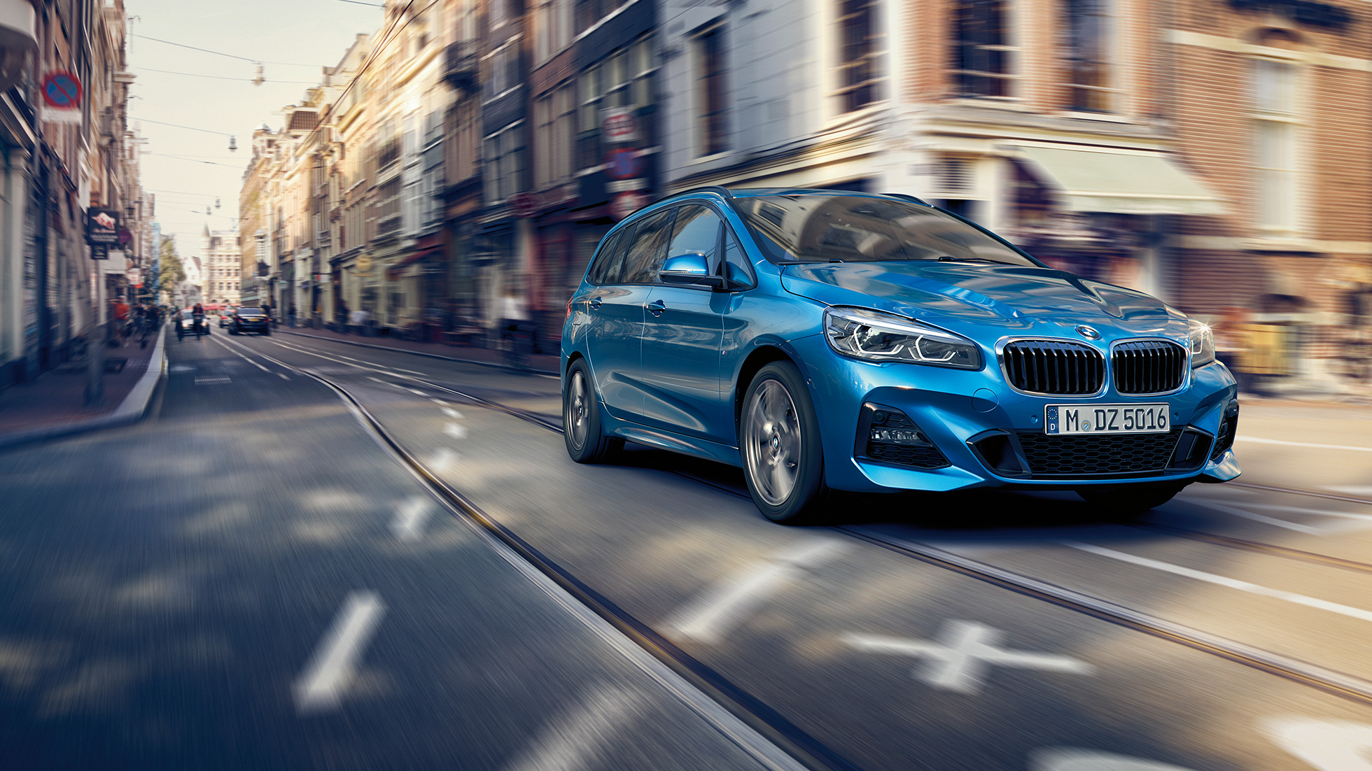 Kördynamik BMW 2-serie Gran Tourer Driving Dynamics BMW 2-serie Gran Tourer F46 2018 Estorilblå metallic sedd snett framifrån körandes inne i stan