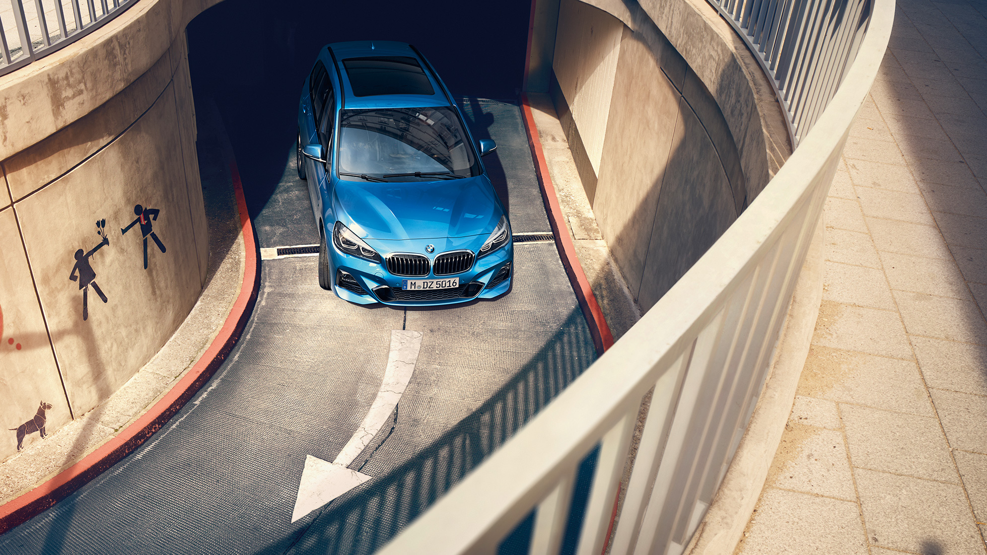 BMW 2-serie Gran Tourer i parkeringshus BMW 2-serie Gran Tourer F46 Facelift 2018 Estorilblå metallic fågelperspektiv körandes i parkeringshus