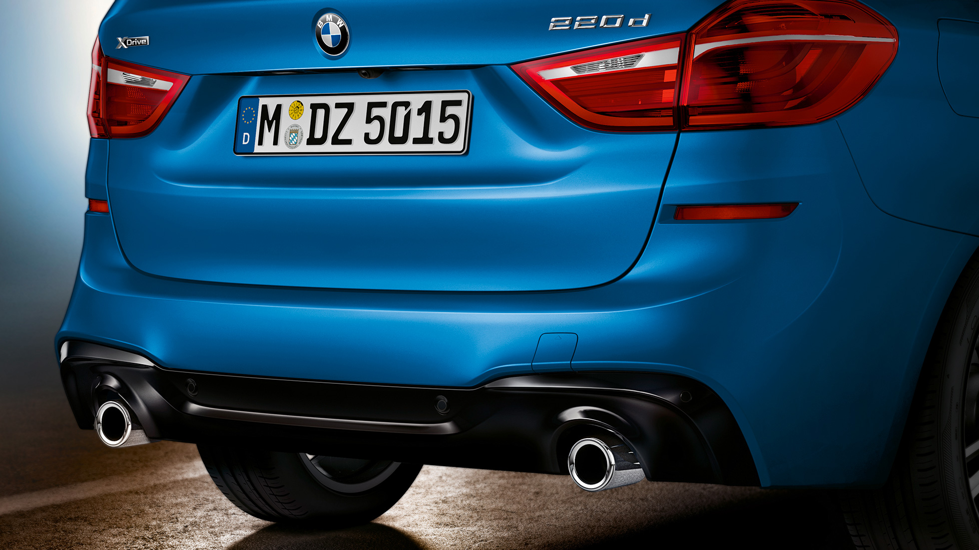 Bakparti BMW 2-serie Gran Tourer Bakparti BMW 2-serie Gran Tourer F46 Facelift 2018 Estorilblå metallic fågelperspektiv närbild bakparti