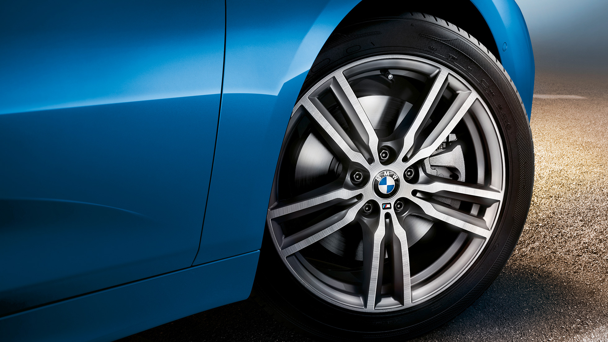 Lättmetallfälgar BMW 2-serie Gran Tourer Lättmetallfälgar BMW 2-serie Gran Tourer F46 Facelift 2018 Estorilblå metallic närbild