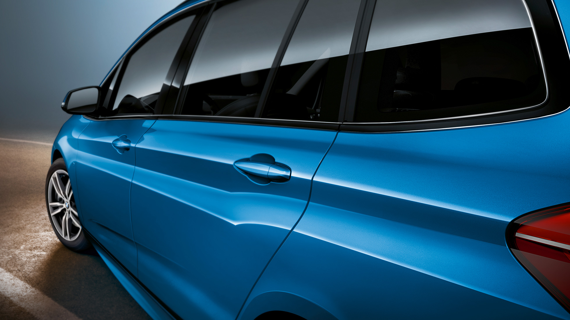 Sidoparti BMW 2-serie Gran Tourer Sidoparti BMW 2-serie Gran Tourer F46 Facelift 2018 Estorilblå metallic fågelperspektiv närbild