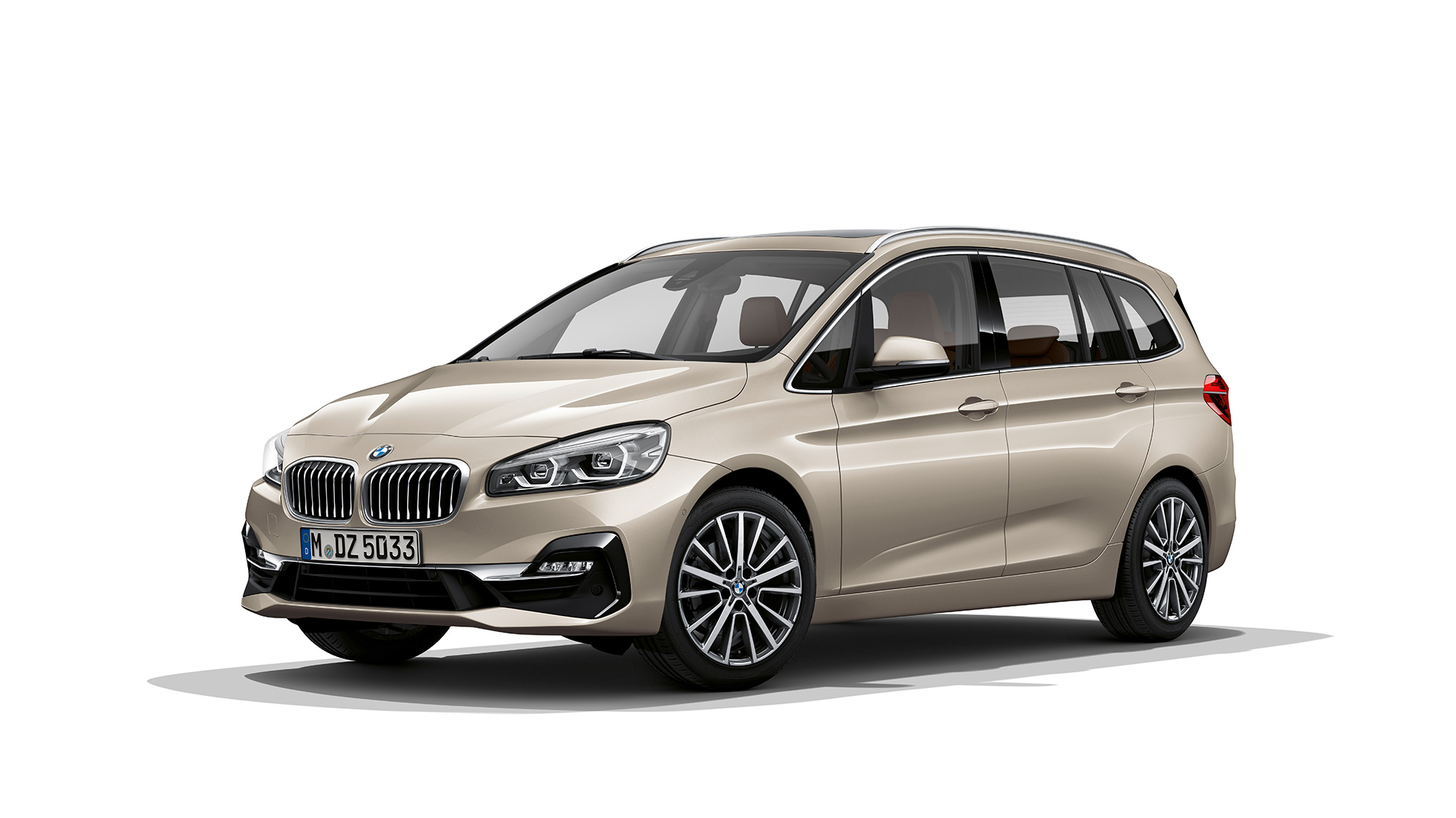 BMW 2-serie Gran Tourer, Model Luxury Line sedd snett framifrån BMW 2-serie Gran Tourer 218d xDrive Model Luxury Line F46 Facelift 2018 Jucarobeige metallic sedd snett framifrån