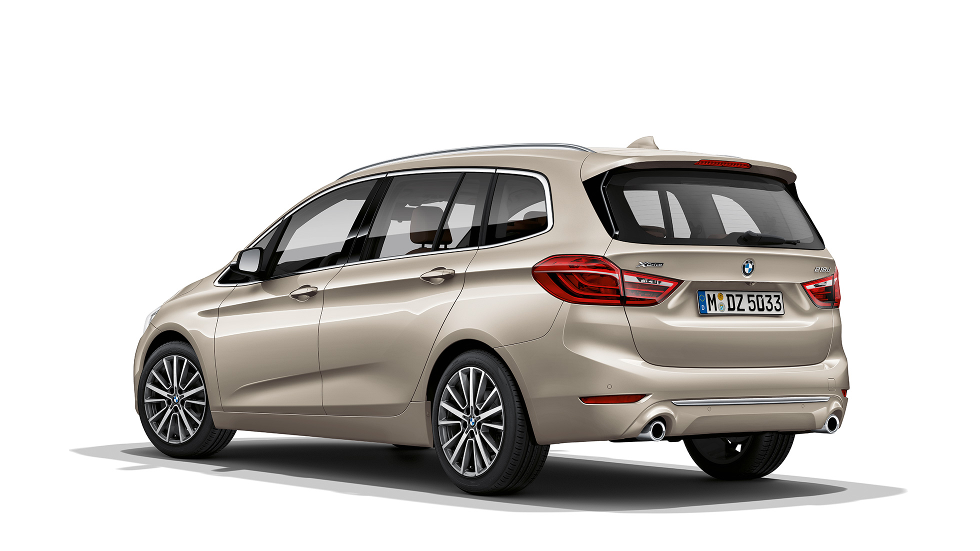 BMW 2-serie Gran Tourer, Model Luxury Line sedd snett bakifrån BMW 2-serie Gran Tourer 218d xDrive Model Luxury Line F46 Facelift 2018 Jucarobeige metallic sedd snett bakifrån