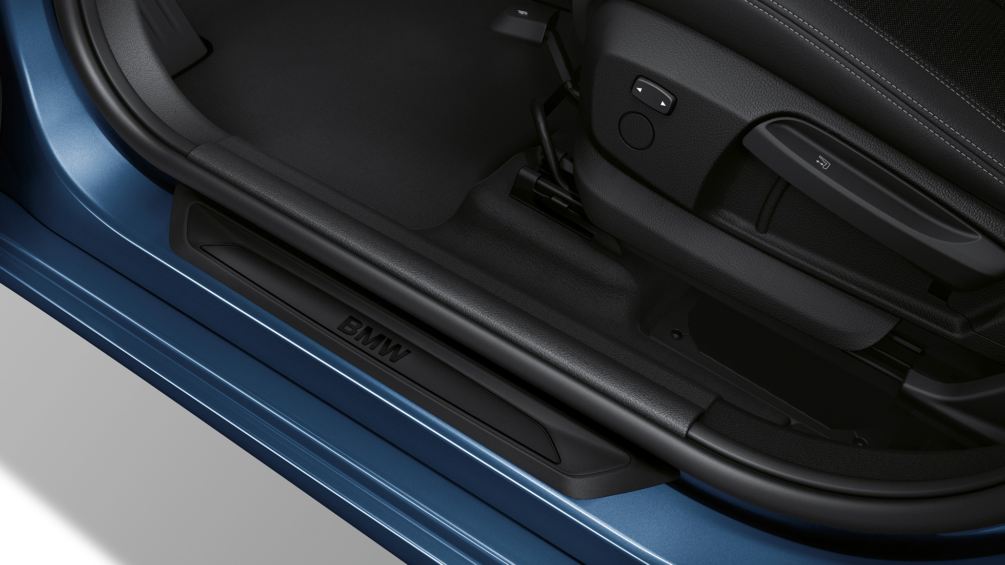 Instegslister BMW 2-serie Gran Tourer, Modell Advantage Instegslister BMW 2-serie Gran Tourer 218i Modell Advantage F46 2018 Mediterranean Blue metallic närbild