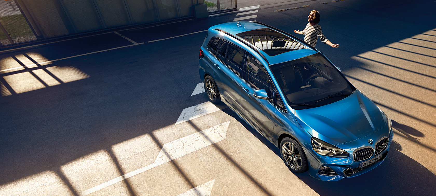 BMW 2-serie Gran Tourer med familj Familj bredvid BMW 2-serie Gran Tourer F46 Facelift 2018 Estorilblå metallic