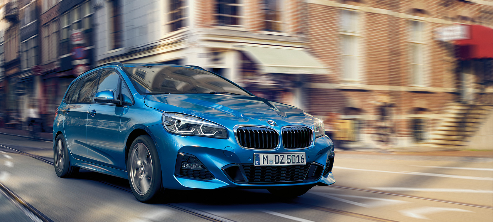 BMW 2-serie Gran Tourer på gatan BMW 2-serie Gran Tourer F46 Facelift 2018 Estorilblå metallic sedd snett framifrån körandes på gata