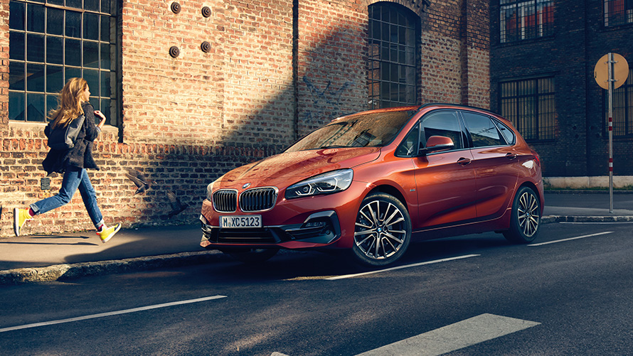 BMW 2-serie Active Tourer F45 trefjärdedelsvy från sidan körande på vägen BMW 2-seriemodeller BMW 2-serie Active Tourer F45 trefjärdedelsvy från sidan körande på vägen