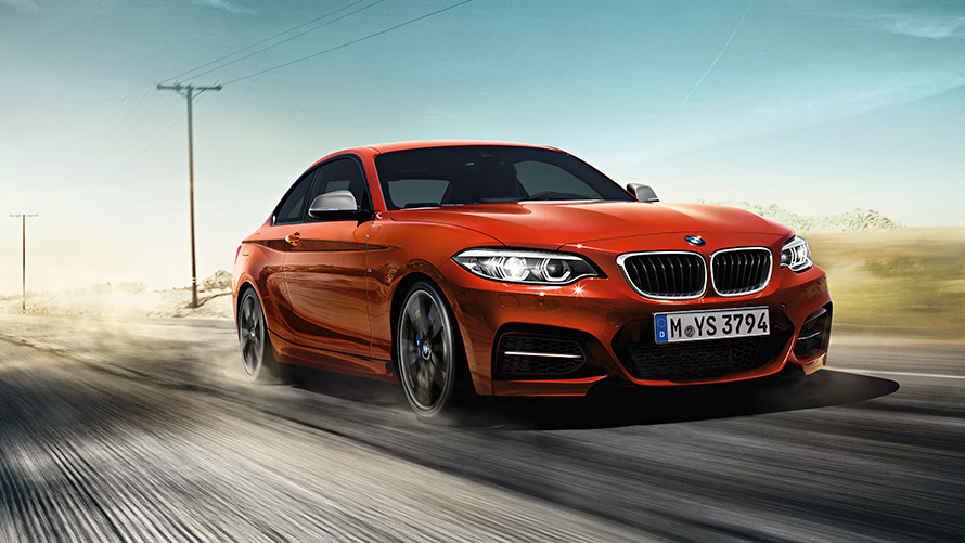 BMW 2-serie Coupé F22 trefjärdedelsvy framifrån körande på vägen BMW 2-seriemodeller BMW 2-serie Coupé F22 trefjärdedelsvy framifrån körande på vägen