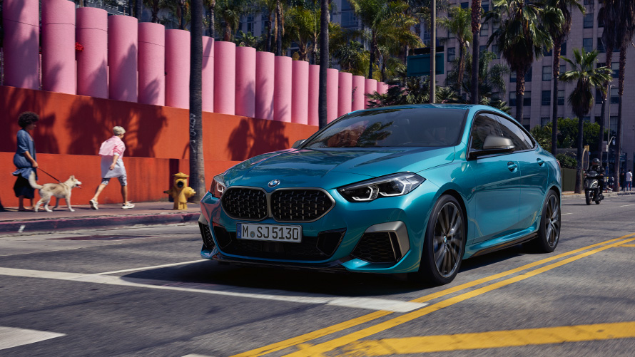 BMW 2-serie Gran Coupé F44 trefjärdedelsvy framifrån körande på vägen BMW 2-seriemodeller BMW 2-serie Gran Coupé F44 trefjärdedelsvy framifrån körande på vägen