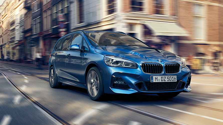 BMW 2-serie Gran Tourer F46 trefjärdedelsvy framifrån körande på vägen BMW 2-seriemodeller BMW 2-serie Gran Tourer F46 trefjärdedelsvy framifrån körande på vägen