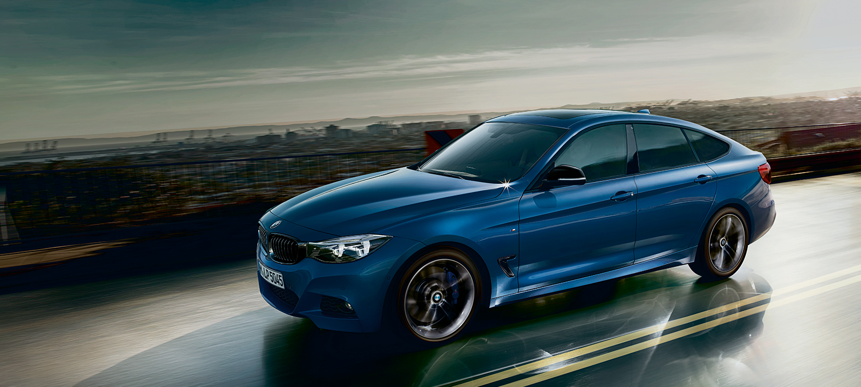 BMW 3-serie Gran Turismo, bild på körande bil sedd framifrån BMW 3-serie Gran Turismo, bild på körande bil sedd framifrån