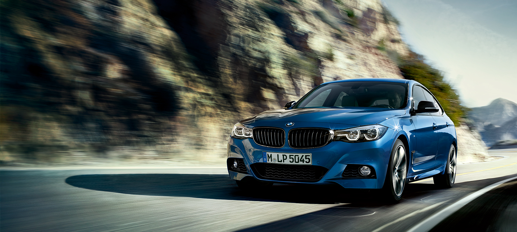 BMW 3-serie Gran Turismo, bild på körande bil sedd framifrån BMW 3-serie Gran Turismo, bild på körande bil sedd framifrån