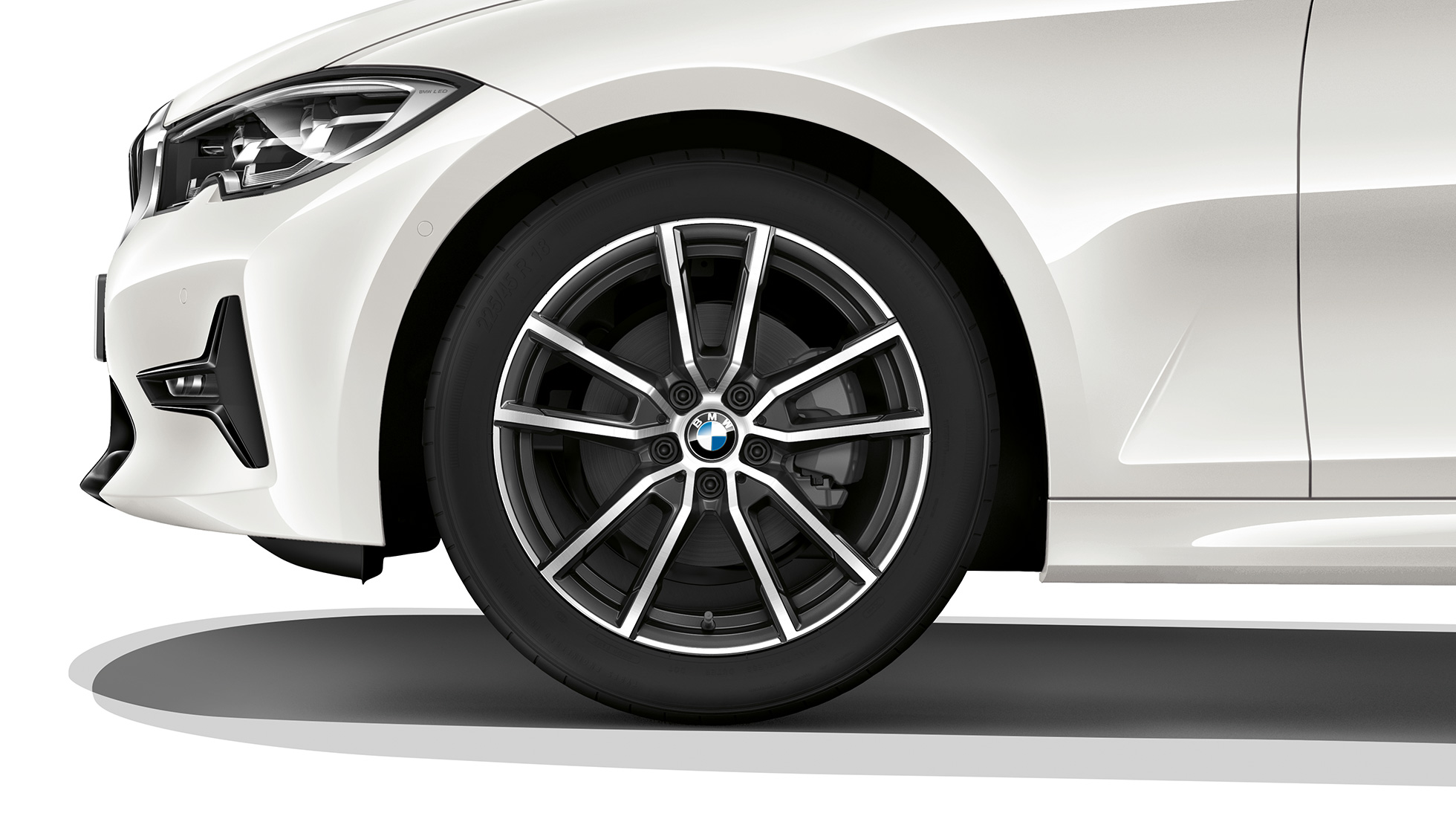 BMW 3-serie Sedan Sport Line, lättmetallfälg. Närbild på lättmetallfälg för BMW 3-serie Sedan i utförandet Sport Line.