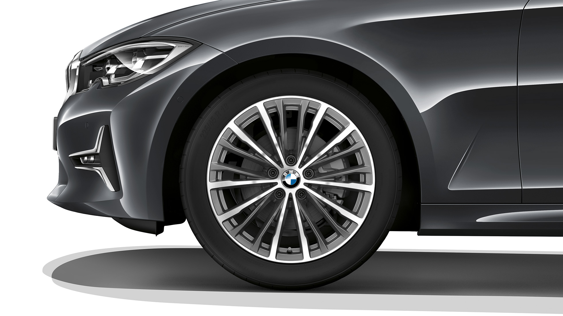 BMW 3-serie Sedan Luxury Line, lättmetallfälg. Närbild på lättmetallfälg för BMW 3-serie Sedan i utförandet Luxury Line.