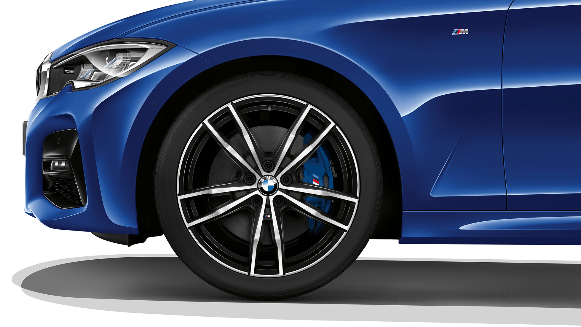 BMW 3-serie Sedan M Sport, lättmetallfälg. Närbild på lättmetallfälg för BMW 3-serie Sedan i utförandet M Sport.