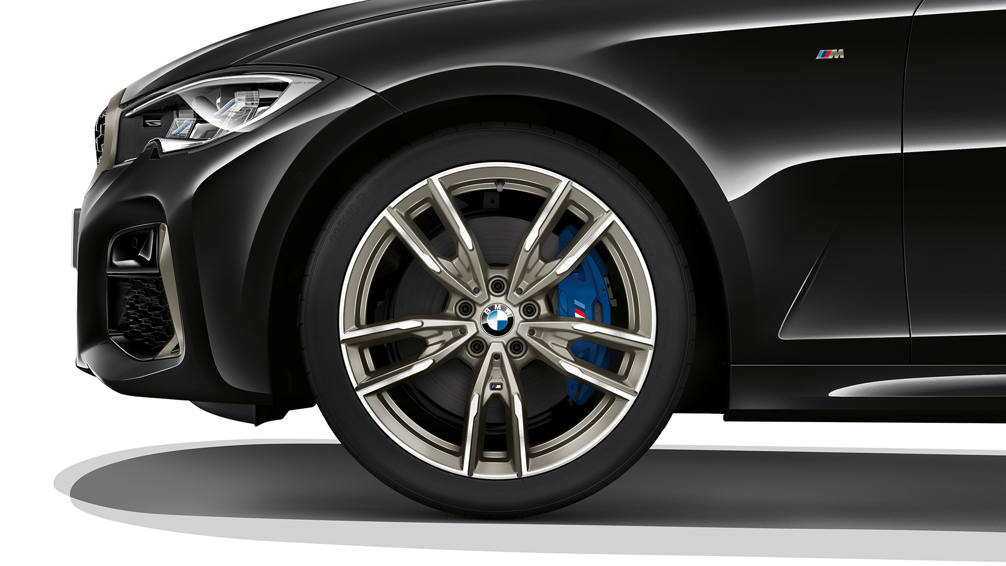 BMW 3-serie Sedan, M340i xDrive lättmetallfälg. Närbild framifrån på lättmetallfälg hos BMW M340i xDrive Sedan.