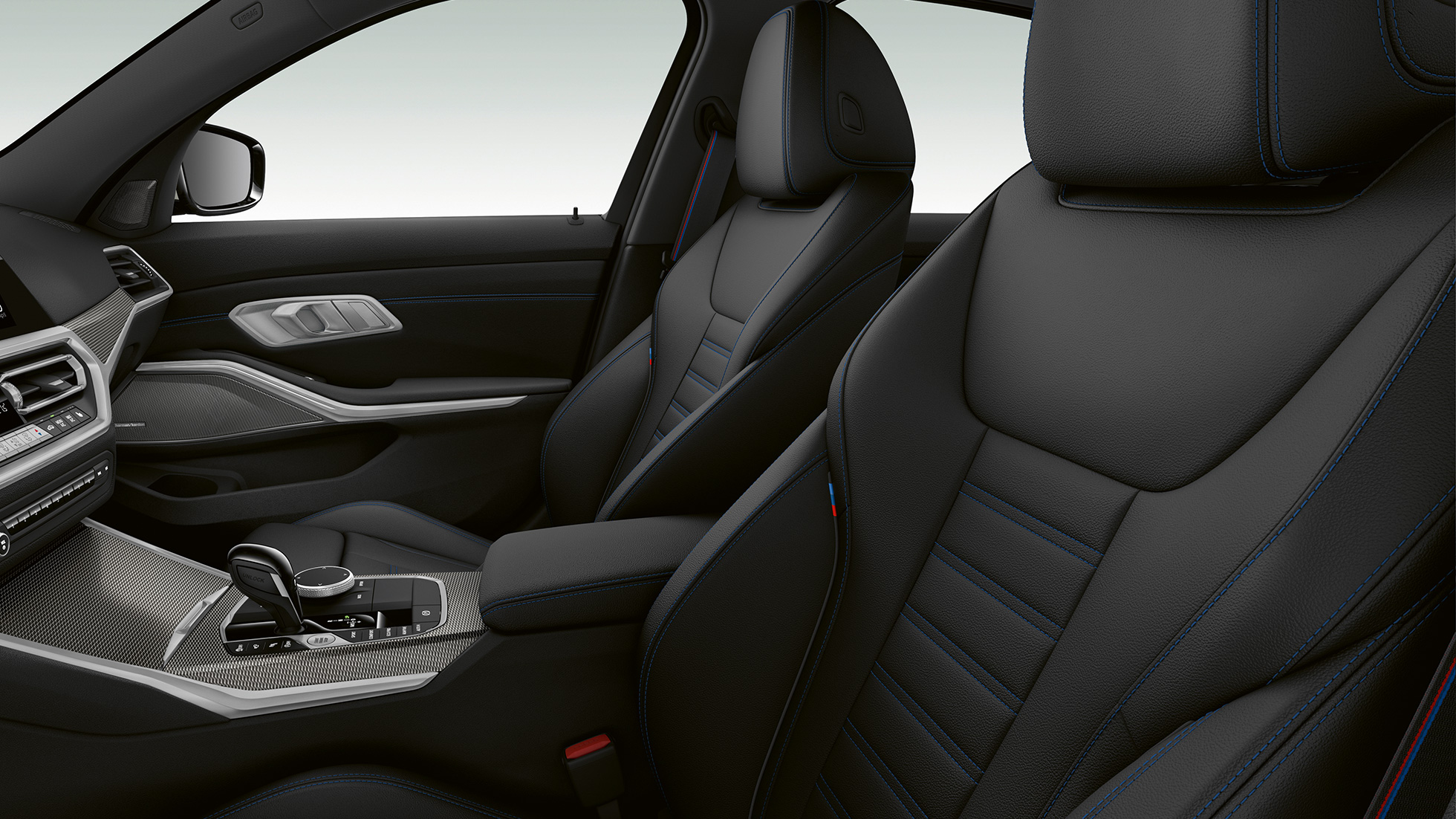 BMW 3-serie Sedan, M340i xDrive, framstolar. Närbild från sidan av framstolarna i BMW M340i xDrive Sedan.