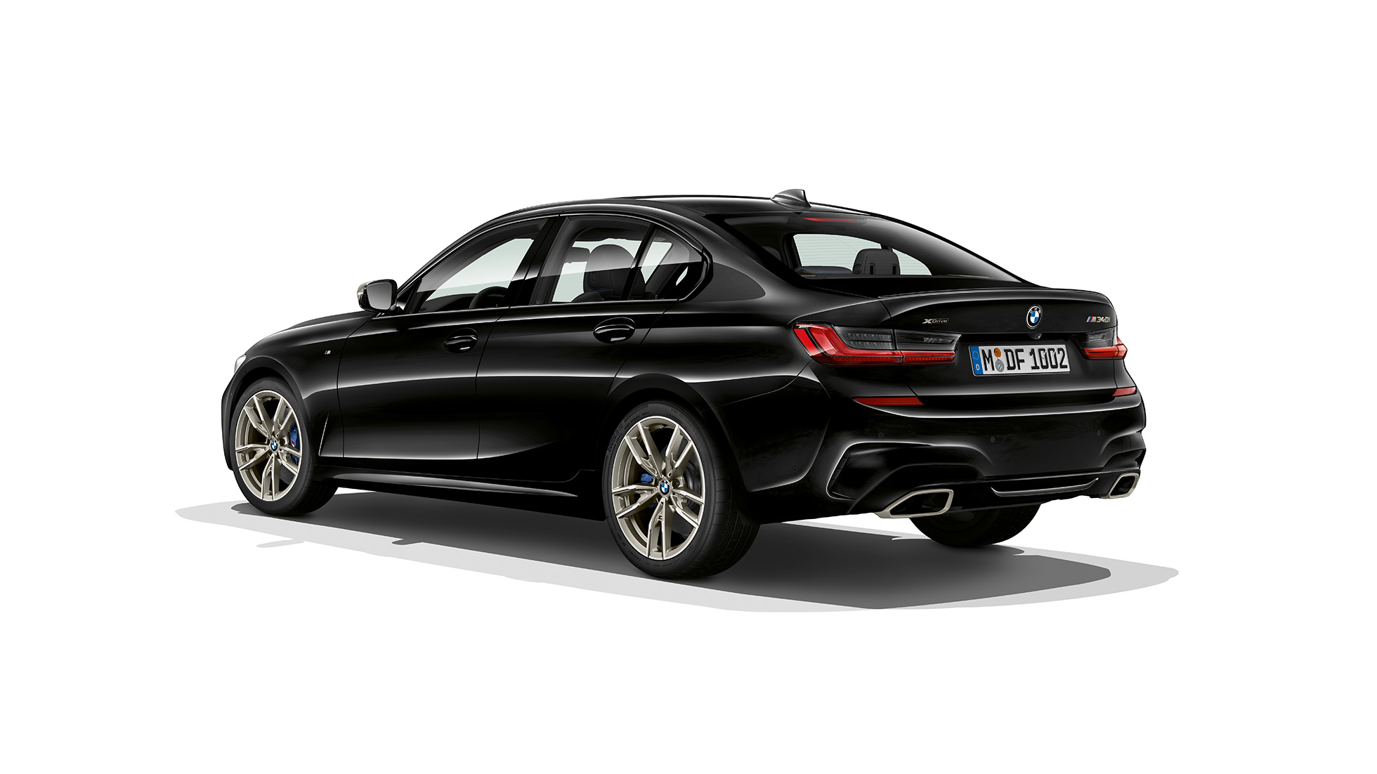 BMW 3-serie Sedan, M340i xDrive bakparti. BMW M340i xDrive Sedan sedd snett bakifrån.