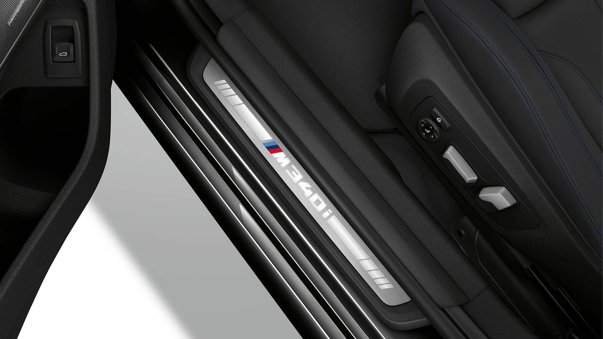 BMW 3-serie Sedan, M340i xDrive instegslist. Instegslist sedd från ovan hos BMW M340i xDrive Sedan.