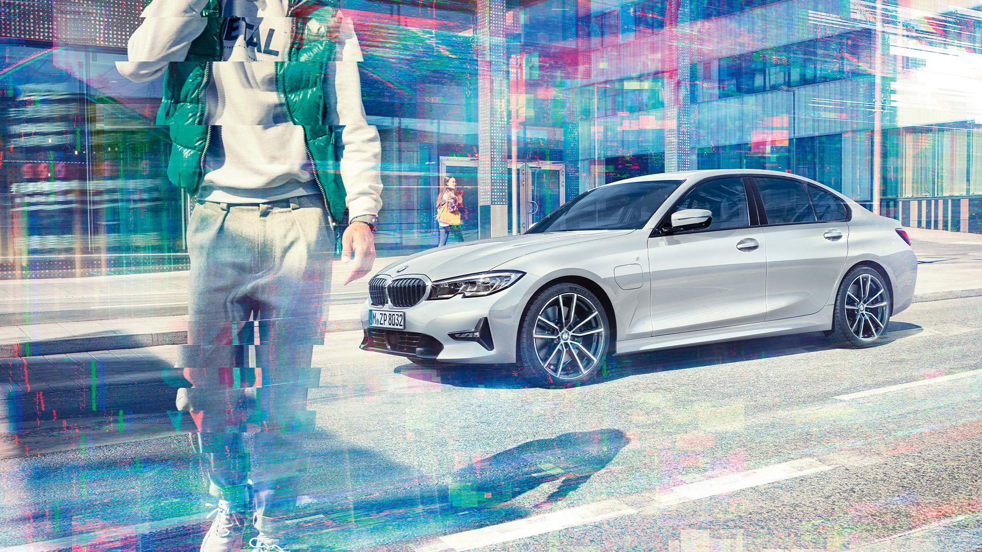 BMW 3-serie BMW 3-serie Sedan BMW 330e BMW 3-serie Sedan BMW 330e G20 Glaciärsilver metallic sedd från sidan under körning