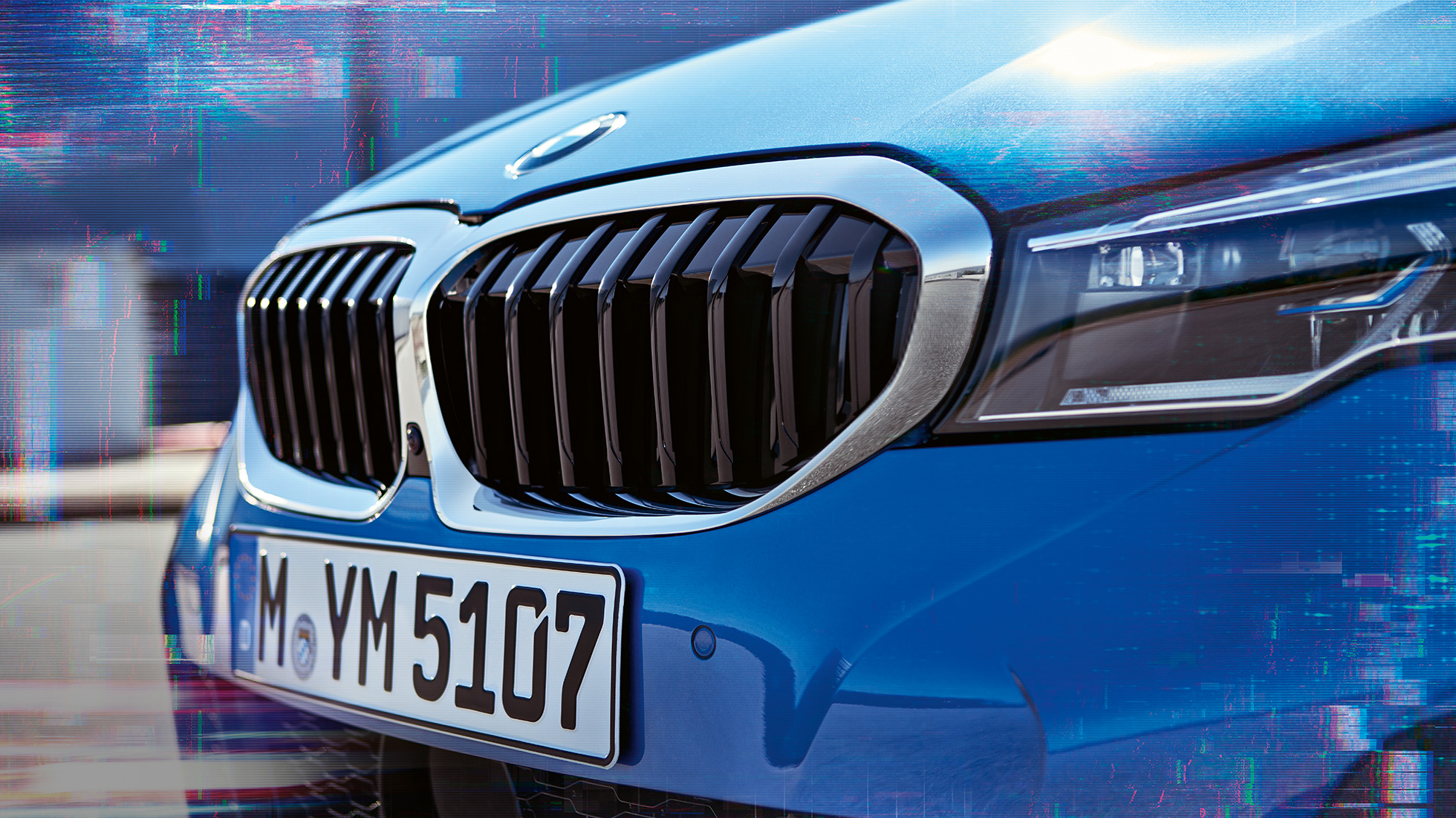 BMW 3-serie Sedan, dubbelnjure. Närbild från sidan av dubbelnjuren på BMW 3-serie Sedan.