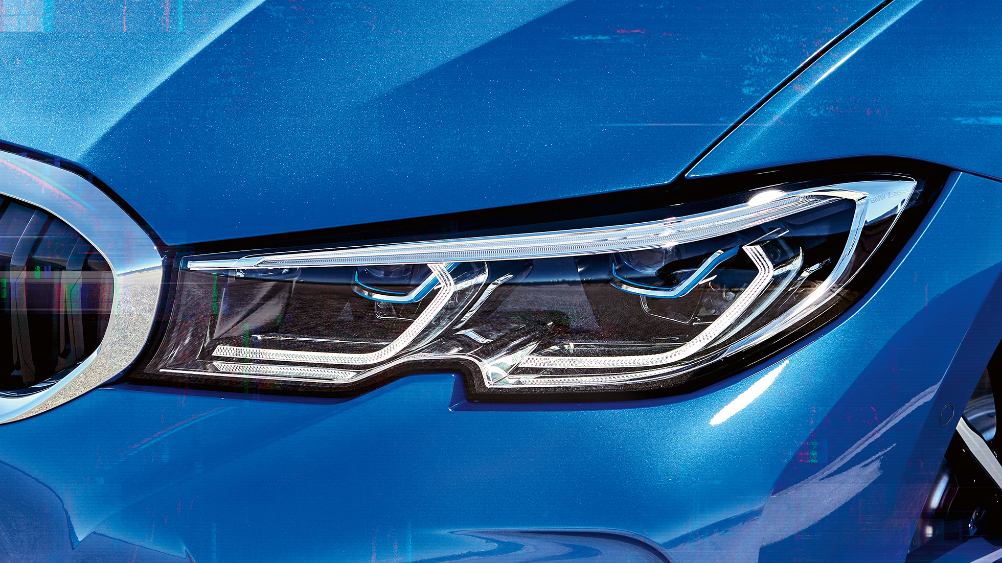 BMW 3-serie Sedan, BMW Laserlight. Närbild från sidan av högra strålkastaren med BMW Laserlight.
