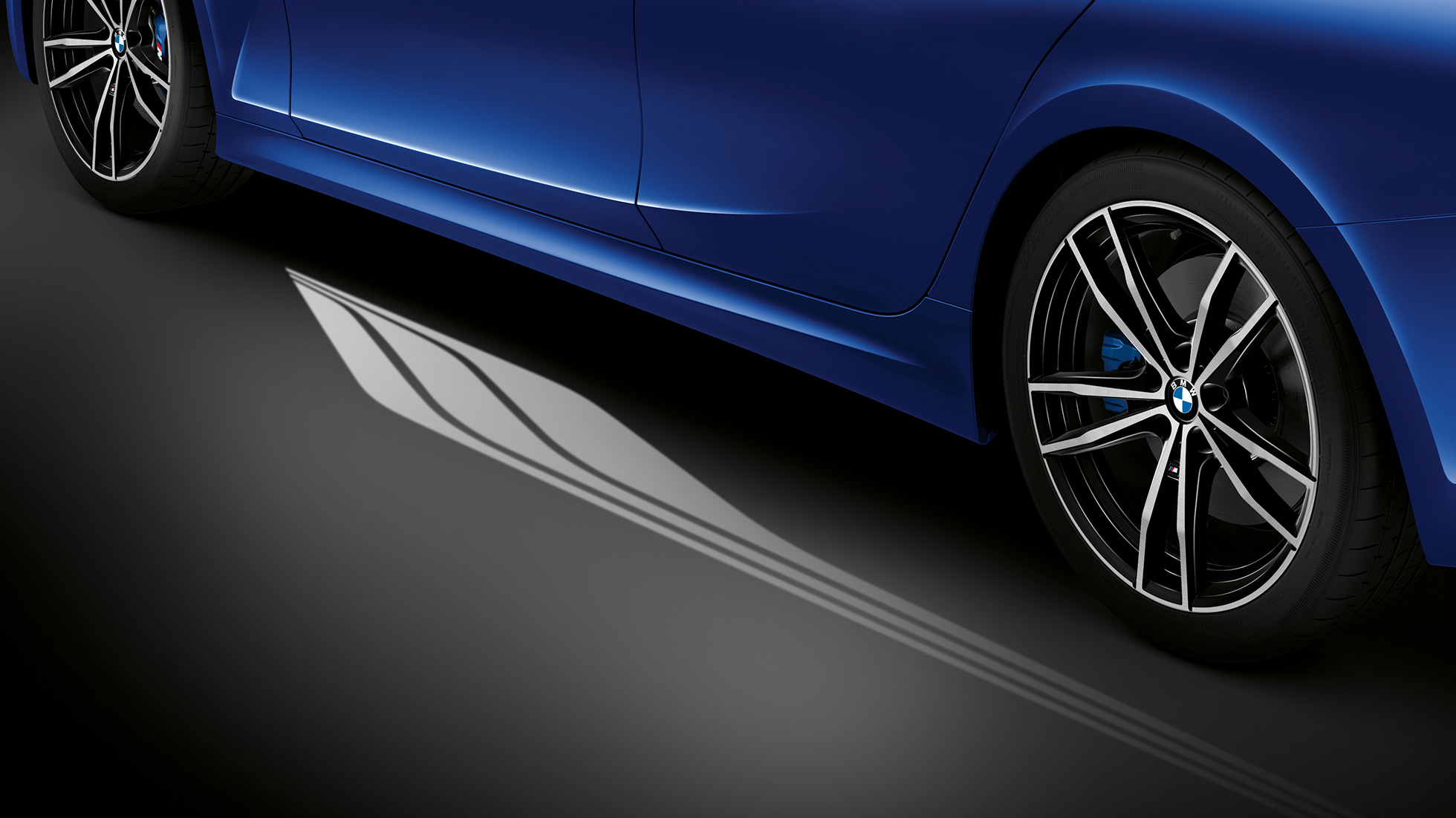 BMW 3-serie Sedan, Welcome Light Carpet. Detaljbild från sidan på den öppna förardörren med Welcome Light Carpet.