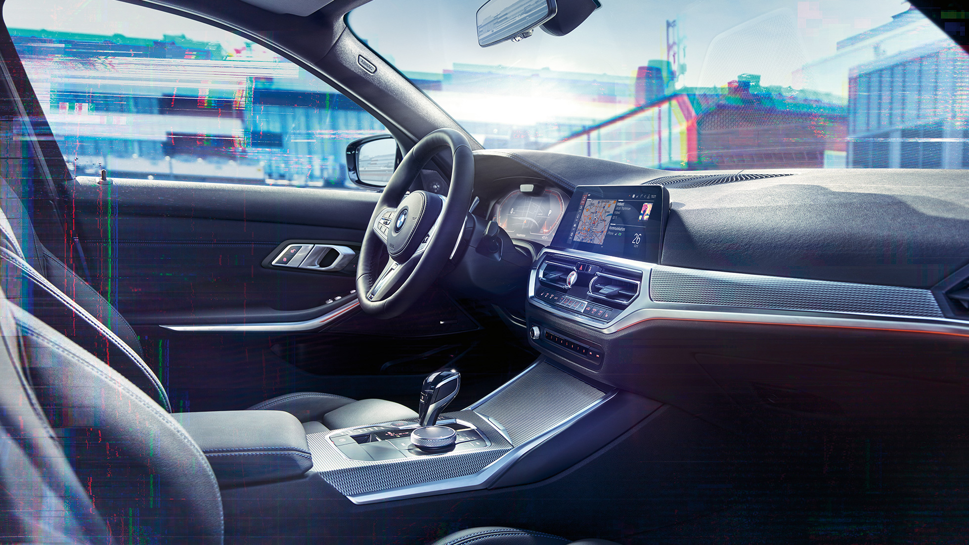 BMW 3-serie Sedan, M kombiinstrument. Närbild från sidan av interiören i BMW 3-serie Sedan med förarplatsens kombiinstrument med M-specifik display.