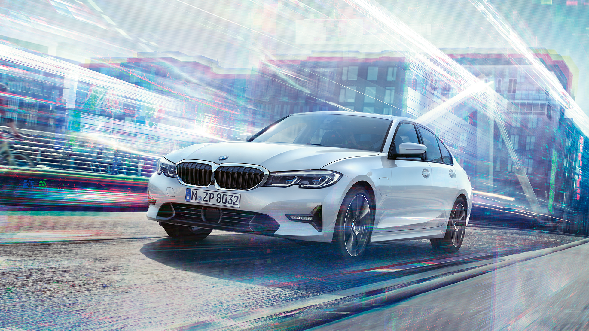 BMW 330e Sedan i rörelse. BMW 330e Sedan i rörelse framför urban kuliss.