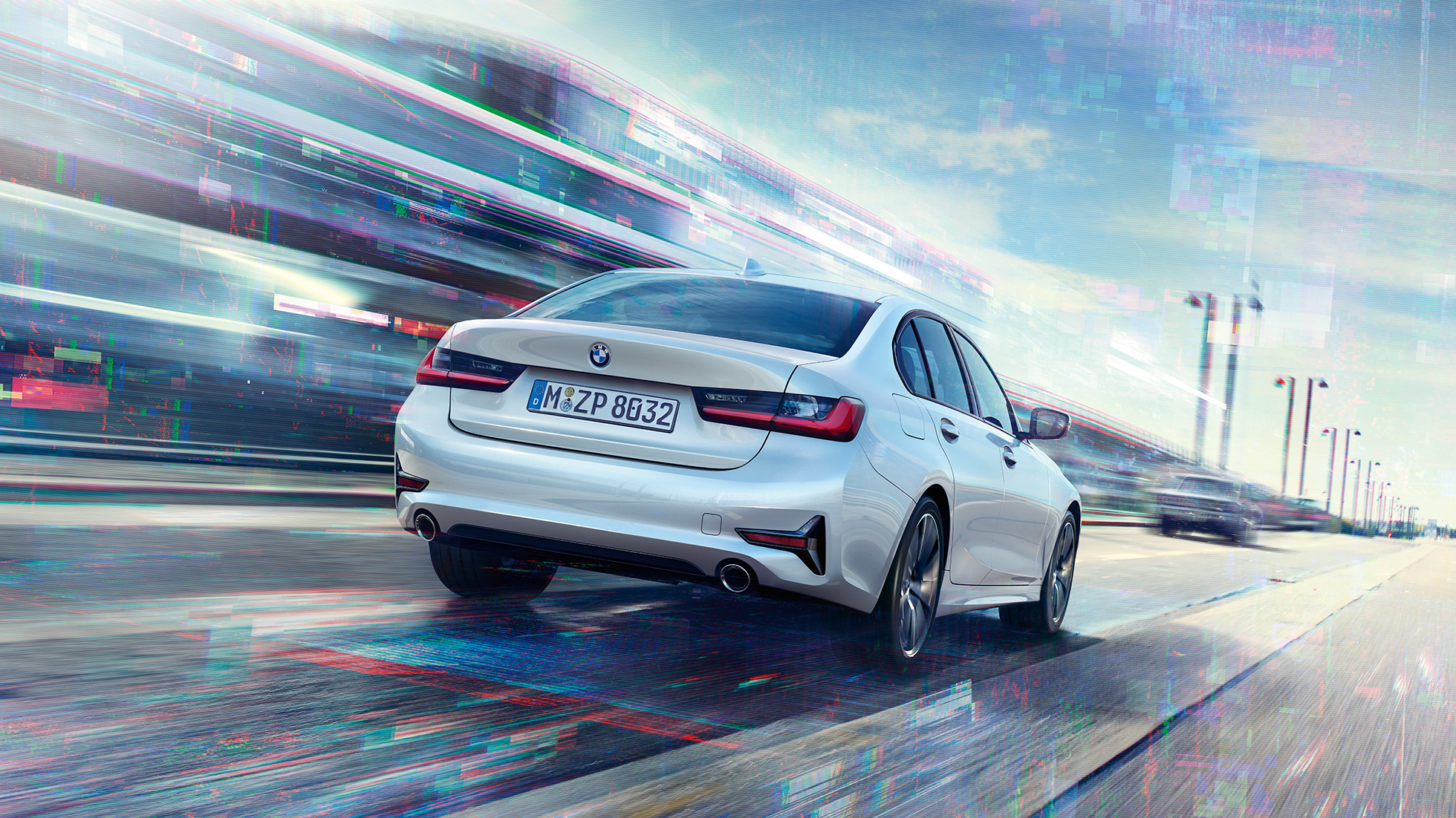 BMW 330e Sedan, sedd bakifrån. BMW 330e Sedan i rörelse sedd snett bakifrån.