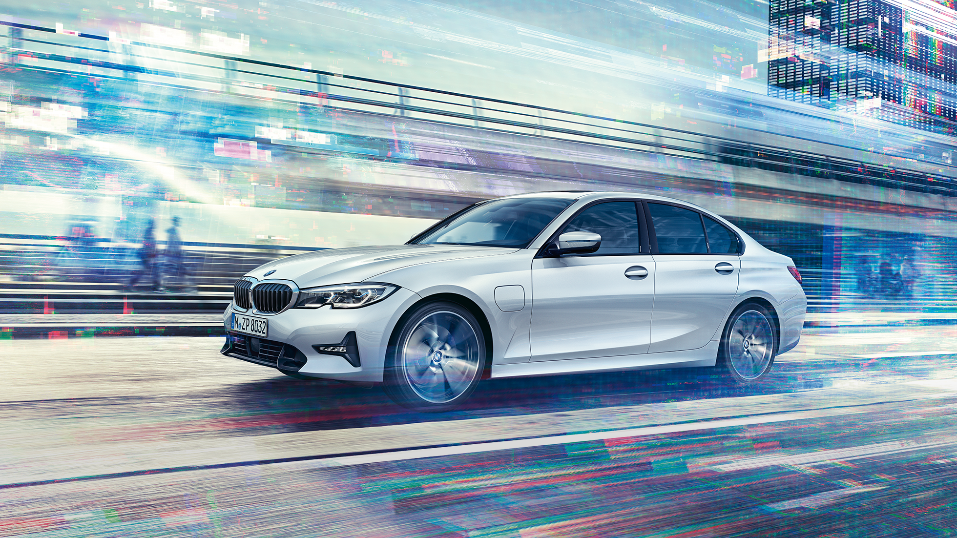 BMW 330e Sedan i rörelse sedd från sidan. BMW 330e Sedan i rörelse sedd från sidan framför urban kuliss.