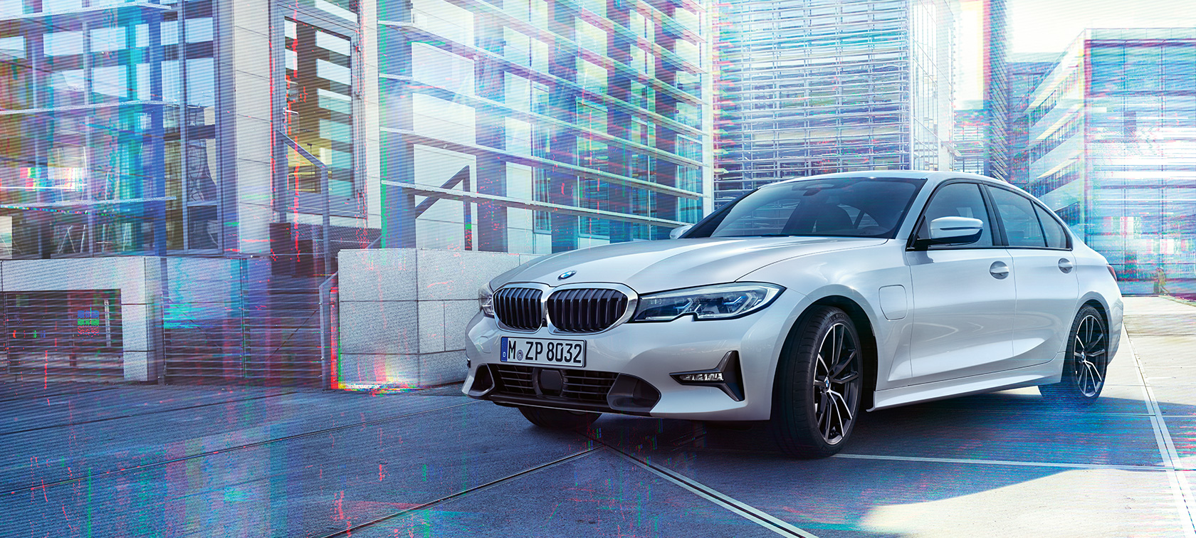 BMW 330e Sedan. BMW 330e Sedan snett framifrån framför urban kuliss.