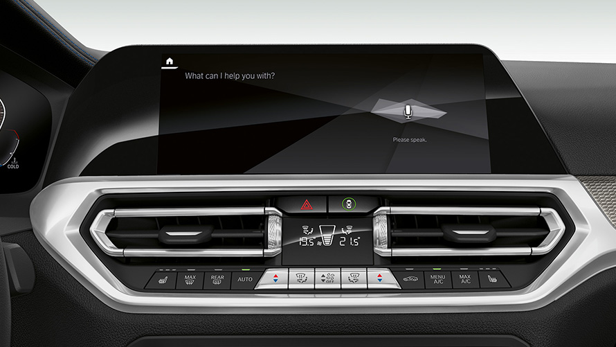 BMW 3-serie Sedan (G20), BMW Intelligent Personal Assistant. Närbild framifrån på förarplatsens display i BMW 3-serie Sedan (G20) med BMW Intelligent Personal Assistant.