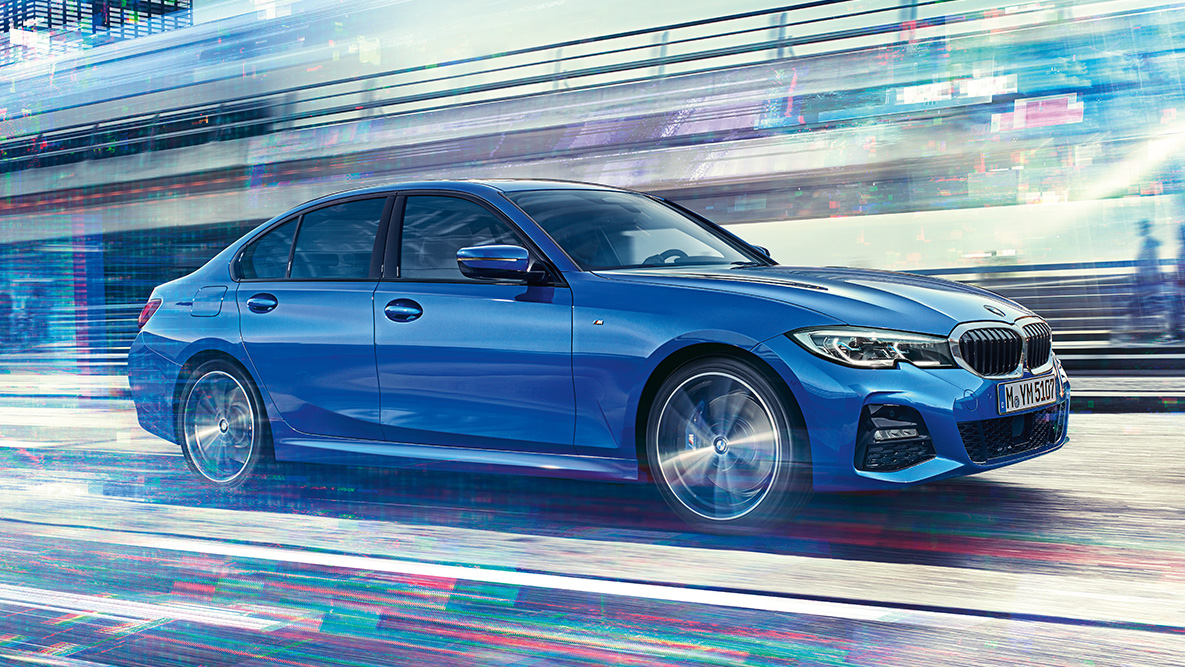 BMW 3-serie Sedan (G20), sedd från sidan körande. Bild från sidan av BMW 3-serie Sedan (G20) på dagen framför stadskuliss.