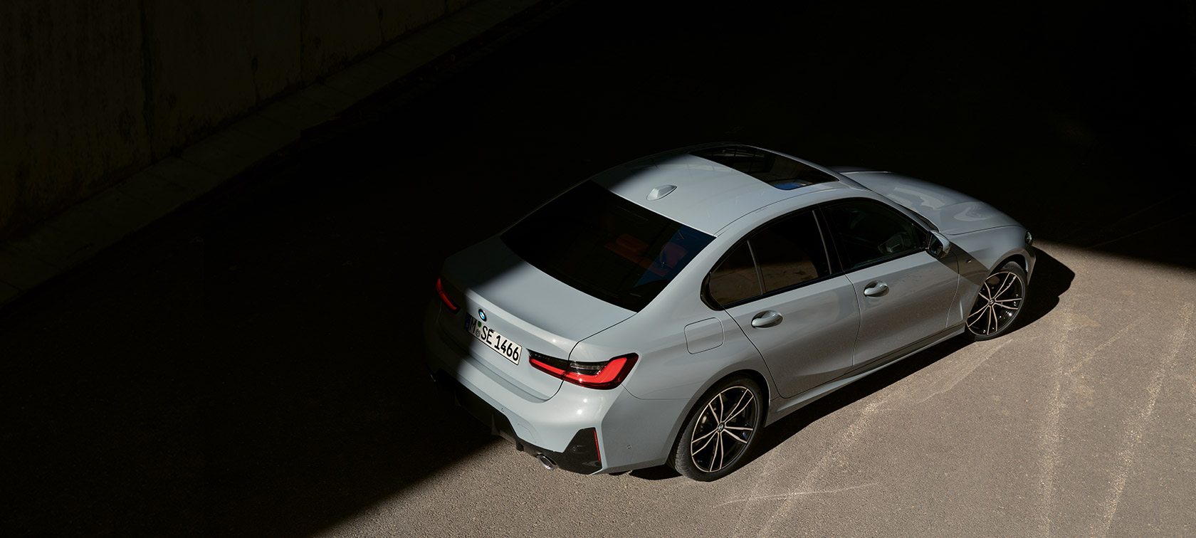 BMW 3-serien Sedan LCI G20 Brooklyngrå sedd snett bakifrån stillastående ur fågelperspektiv BMW 3-serie Sedan LCI G20 sedd snett bakifrån stillastående ur fågelperspektiv