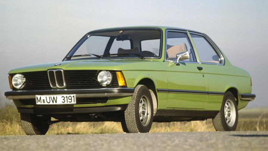 BMW 3-serie Sedan E21 första generationen trefjärdedelsvy framifrån på vägen BMW 3-serie BMW 3-serie Sedan E21 första generationen trefjärdedelsvy framifrån på vägen