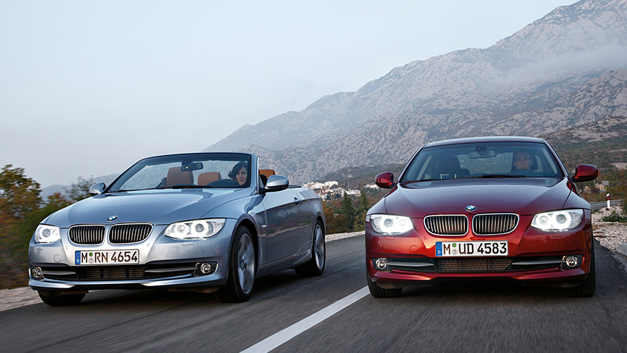 BMW 3-serie Sedan E90 BMW 3-serie Cabriolet E93 femte generationen sedd framifrån på vägen BMW 3-serie BMW 3-serie Sedan E90 BMW 3-serie Cabriolet E93 femte generationen sedd framifrån på vägen